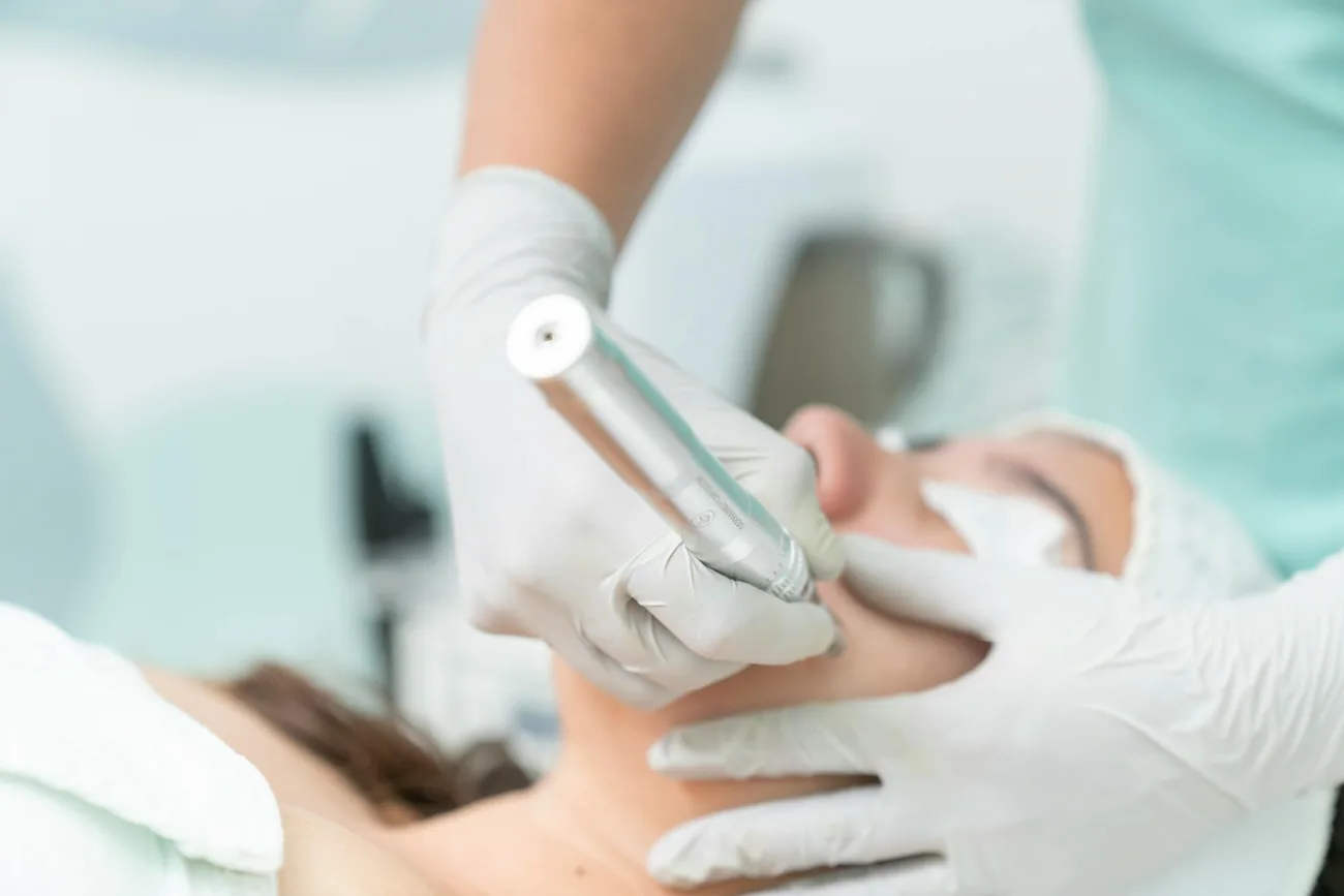 Procedimento estético facial feito em ambiente clínico